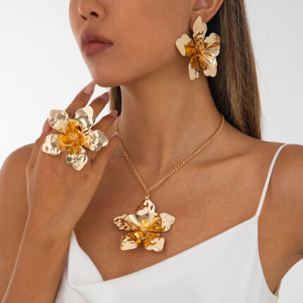 Vintage Temperament Three-dimensional Floral Necklace Set Women Exaggerated Alloy Flower Necklaces