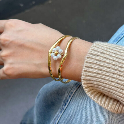New Exquisite Waterproof Hollow Stainless Steel Pearl Senior Sense of Flowers Open Bracelet